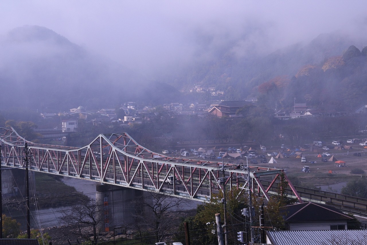 朝霧にかすむ
